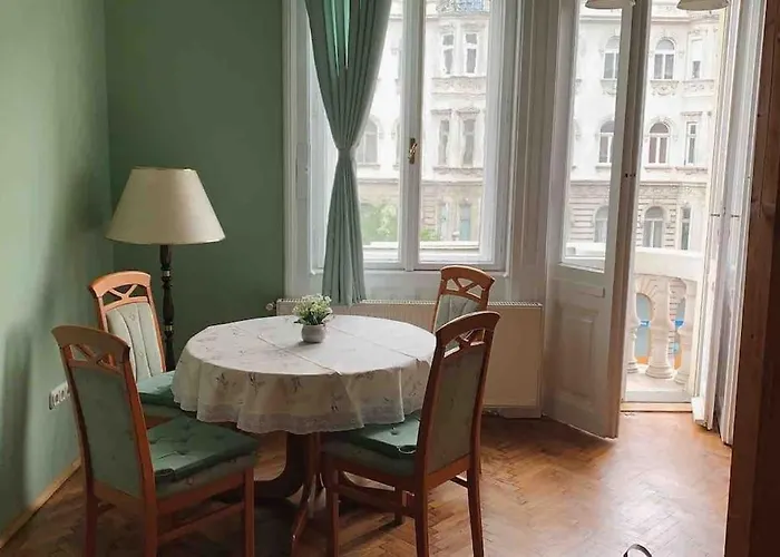5 Downtown Vintage Apartment With Balcony